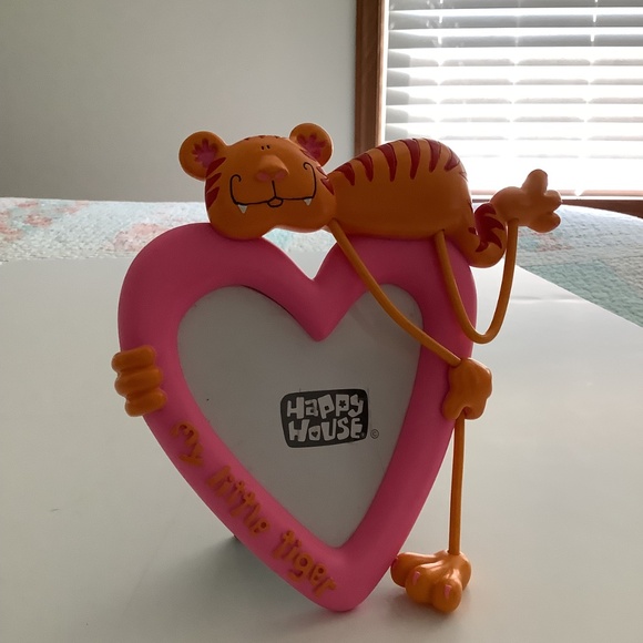 New Set of 2 Girls Child’s Pink Picture Frames Decor Butterfly & Heart Table Top - Picture 4 of 9